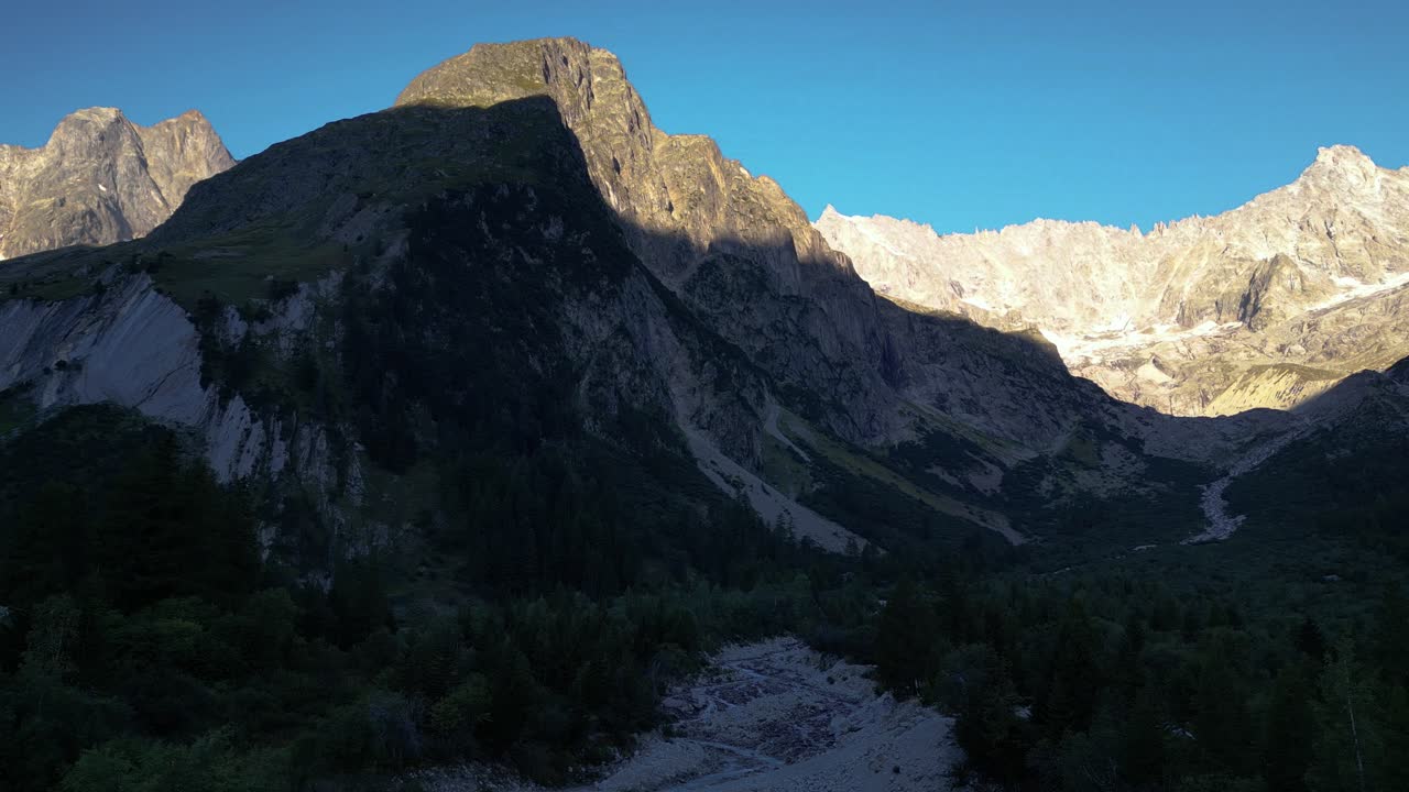 impresionantes imágenes de un dron de un valle alpino al amanecer