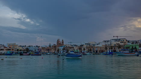 Paisaje-Urbano-De-Marsaxlokk-Y-Barcos-Pesqueros-Tradicionales,-Lapso-De-Tiempo