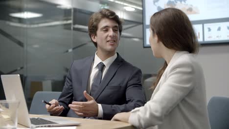 equipo de negocios alegre trabajando en la oficina