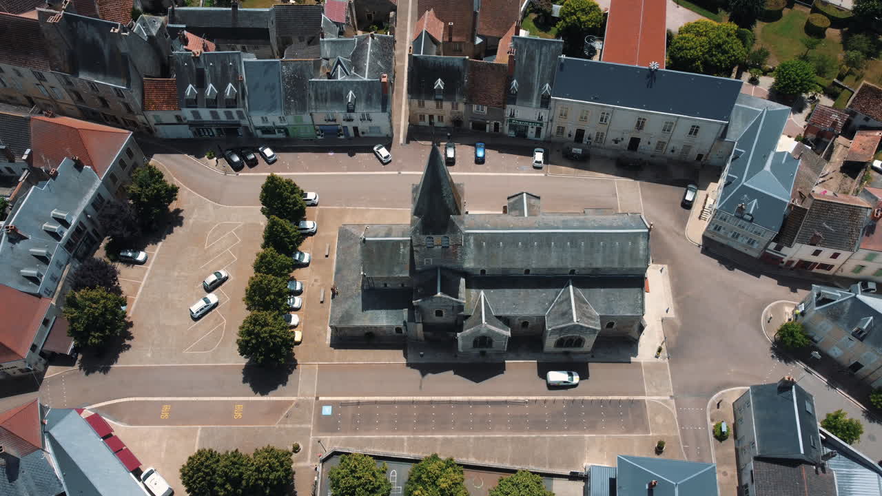 vista aérea de una plaza de una ciudad francesa con una iglesia