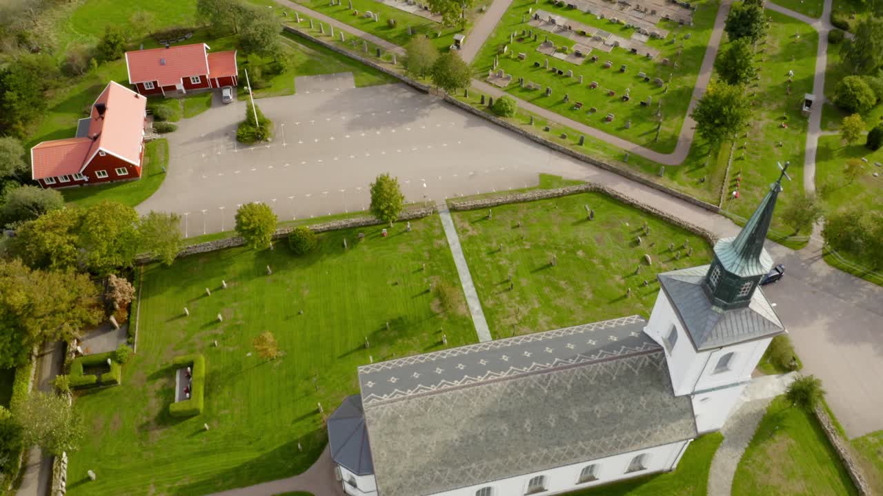 탑과 십자가가 있는 흰색 교회 위로 날기