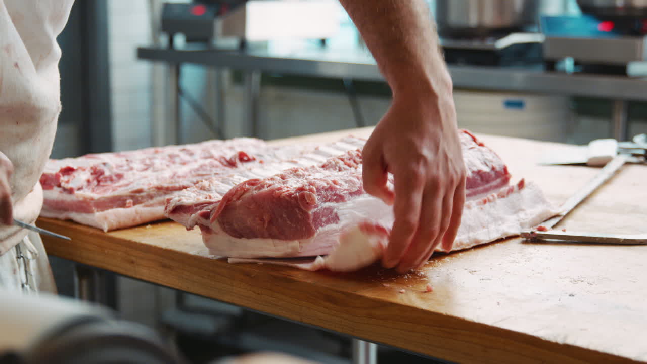 sezione centrale dei macellai che preparano i pezzi di carne