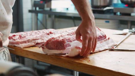 sección media de los carniceros que preparan cortes de carne