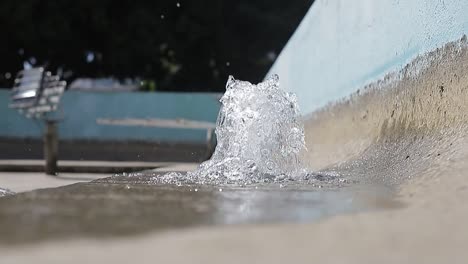 Front-view-of-jets-of-water-from-city-fountain-in-park