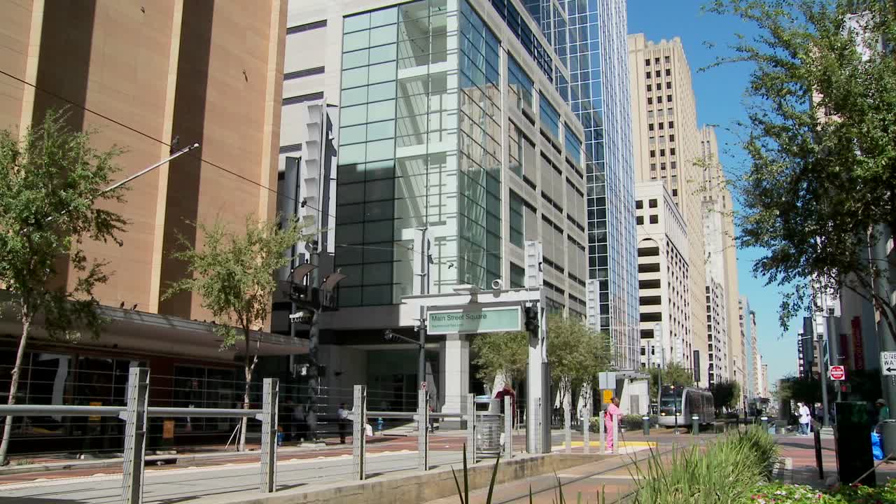 급행열차는 춤추는 분수와 함께 휴스턴 시내를 빠르게 이동합니다 1