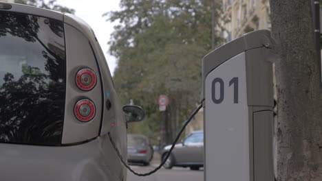 estación de carga para automóviles eléctricos en la calle
