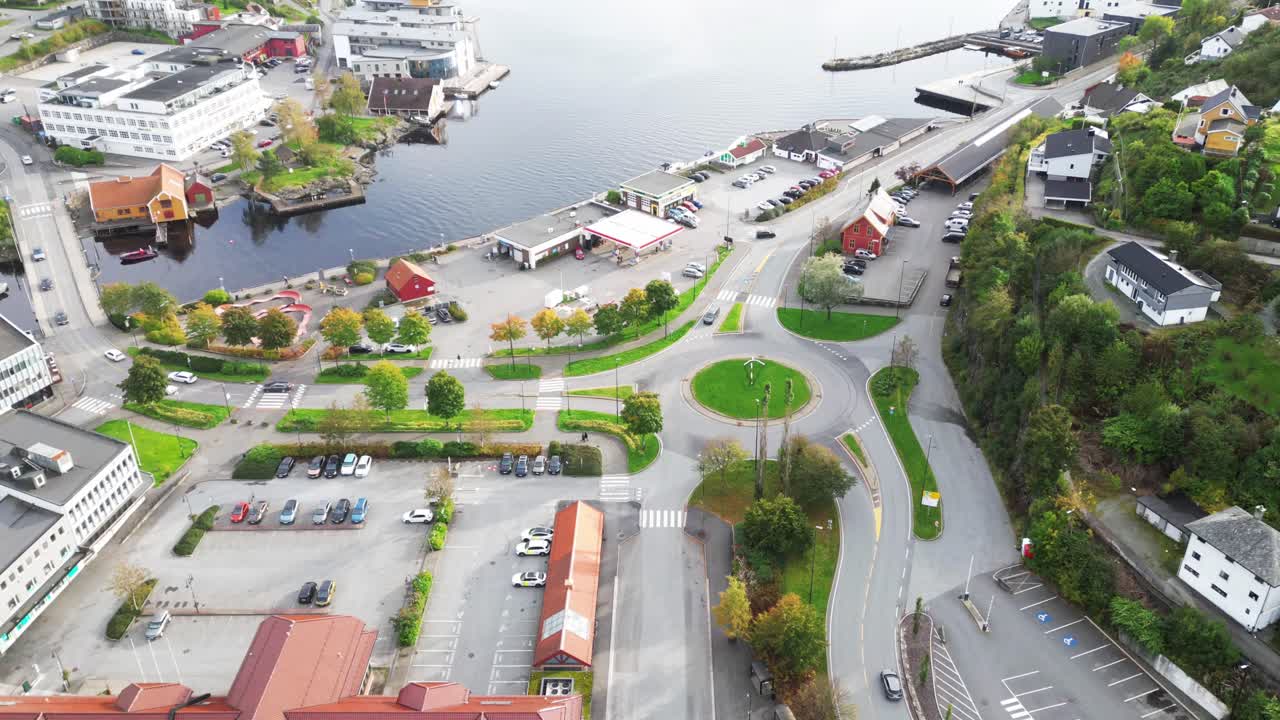 The video shows the city's intersection with the harbor and the roar of cars, as well as a view from above of the sea and mountains.