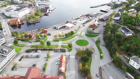 the video shows the city's intersection with the harbor and the roar of cars, as well as a view from above of the sea and mountains.