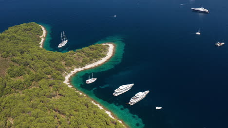 Barcos-Anclados-Alrededor-De-Las-Islas-Paklinski-En-Verano-En-Hvar,-Croacia