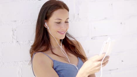 mujer atractiva escuchando música en auriculares