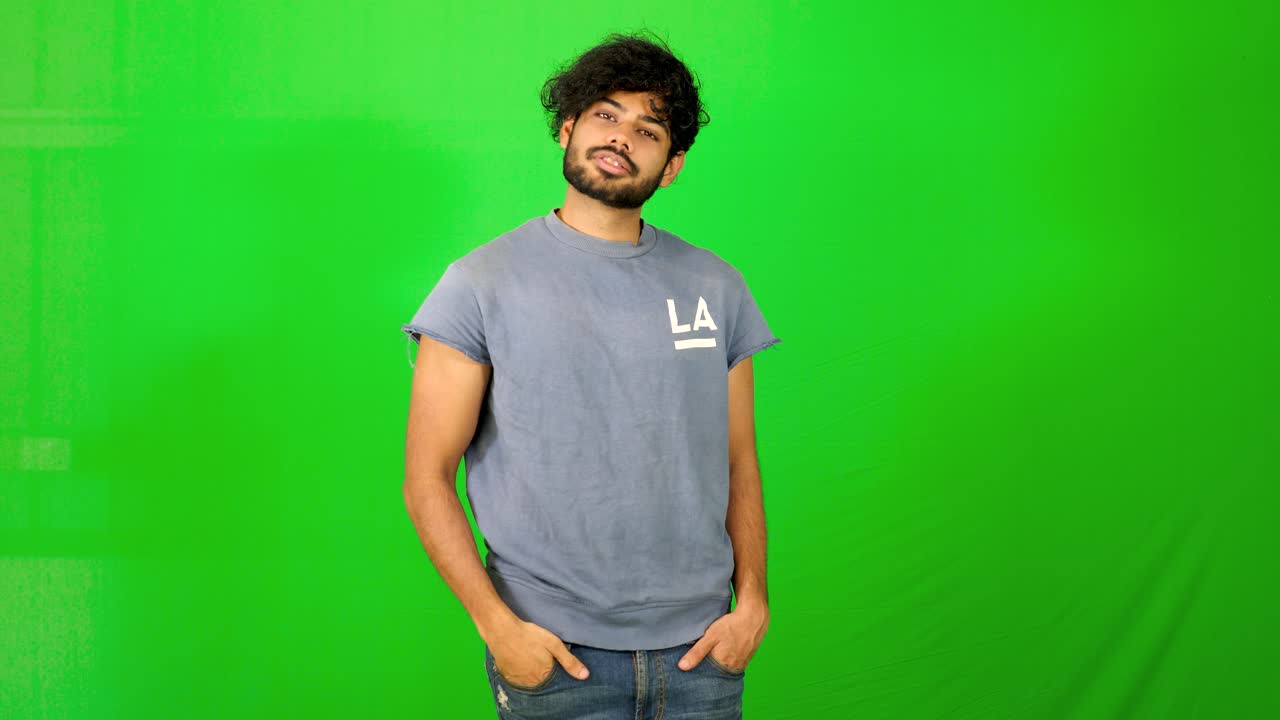 modelo masculino indio con pantalla verde - fondo verde