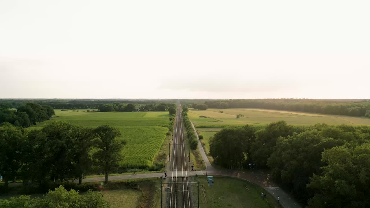 воздушный вид железнодорожных путей через сельский голландский ландшафт