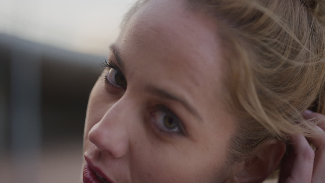 retrato de cerca mujer joven atractiva sonriendo feliz corriendo mano a través del cabello mujer disfrutando de estilo de vida urbano independiente