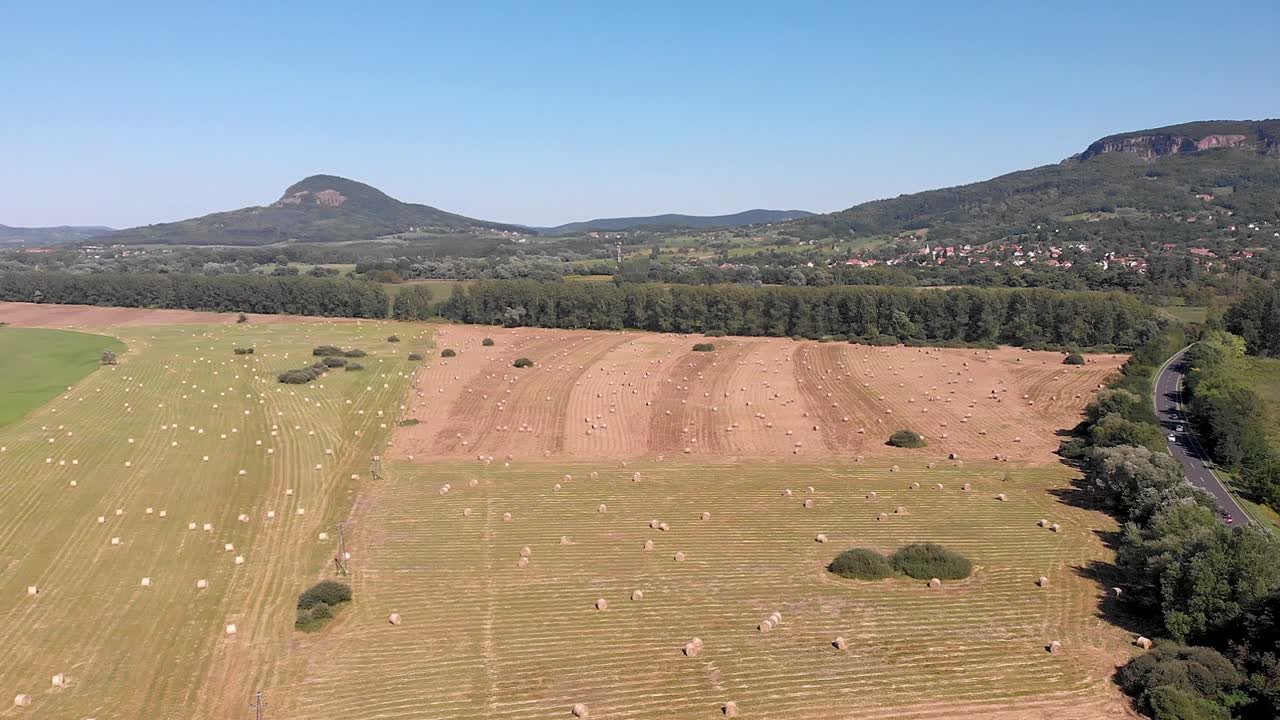 imágenes aéreas de drones, balas de heno en el prado en hungría, viejos volcanes