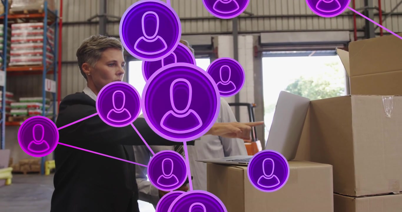 Animazione di una rete di connessioni con icone su persone d'affari caucasiche che parlano in un magazzino