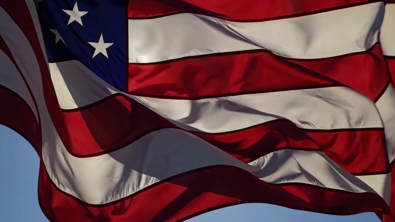 Amerikansk flag vajende mod en klar blå himmel