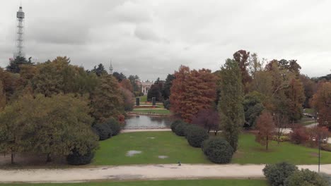 drone volando a través del parque sempione, parco sempione en milán