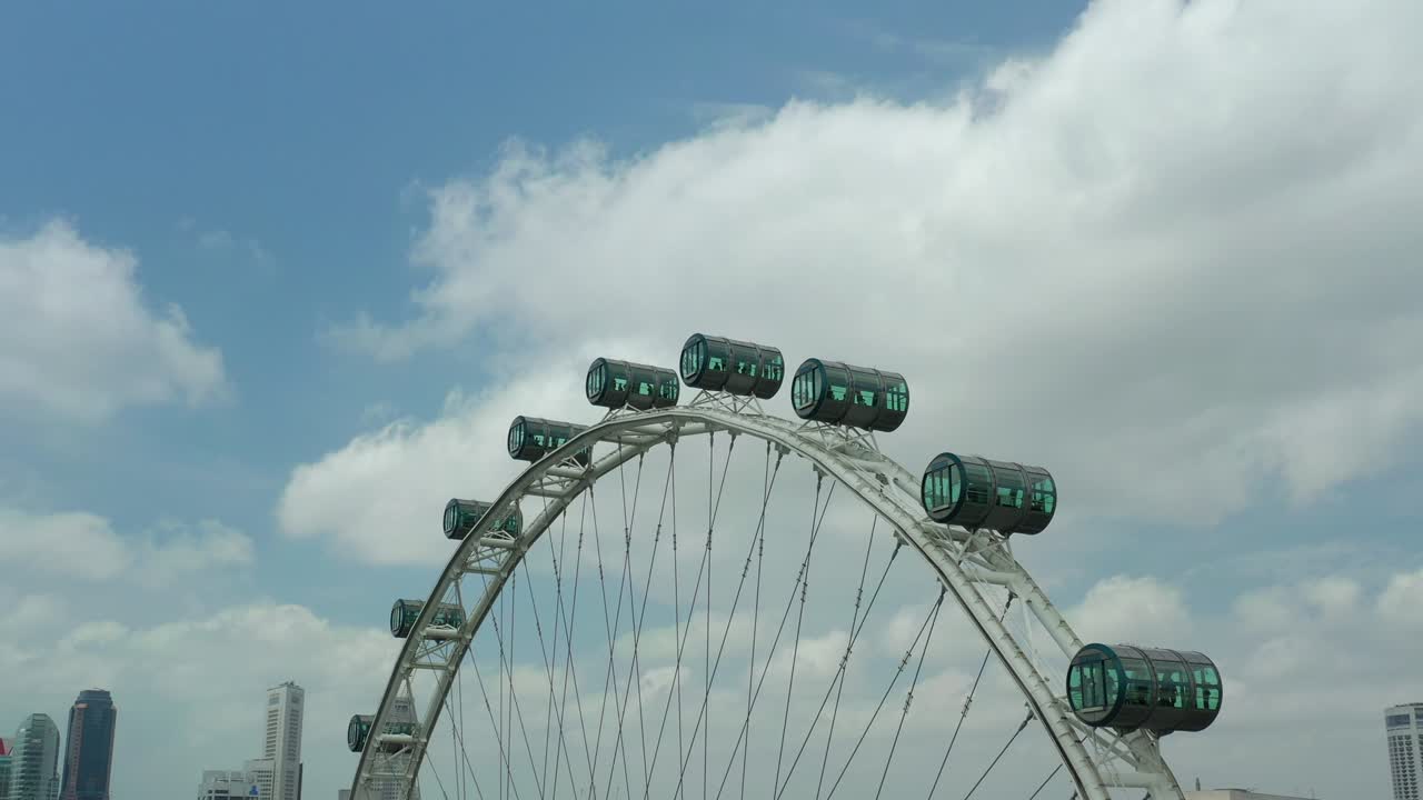 hora del día singapur famosa cabina de volante de cerca panorama aéreo 4k