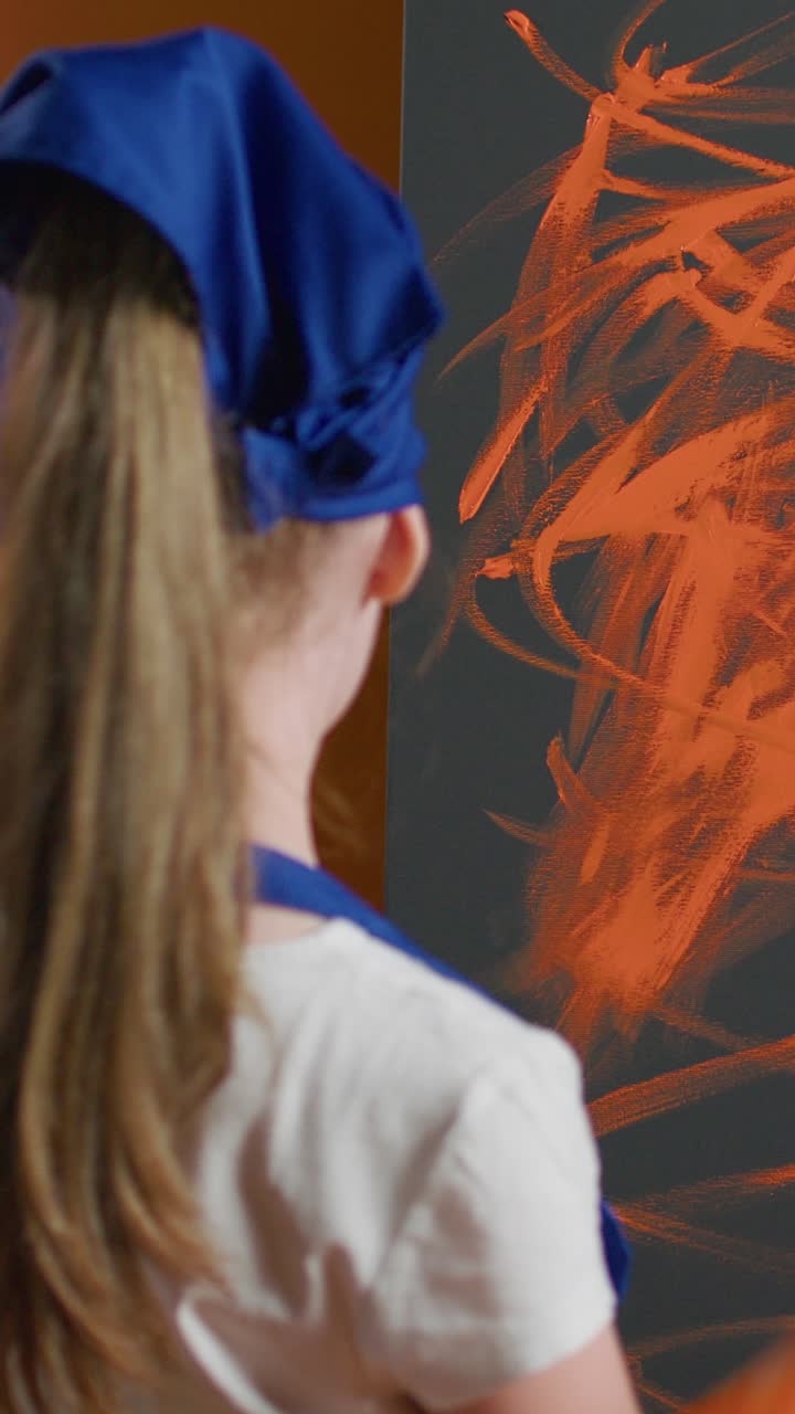 Jente som maler på lerret