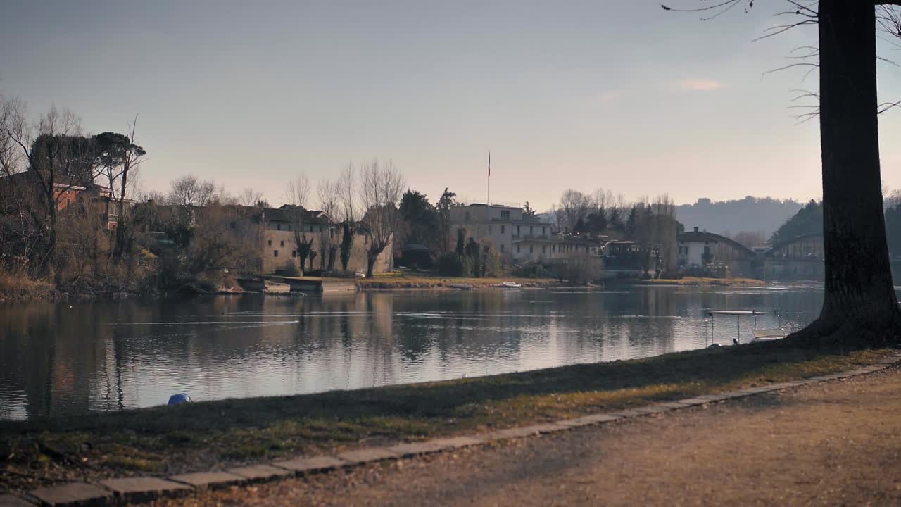 작은 건물과 강이 있는 오래된 이탈리아 빌라
