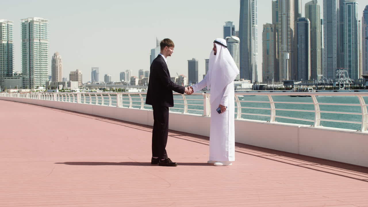 두 사람이 사업에 대해 이야기하고 있습니다.