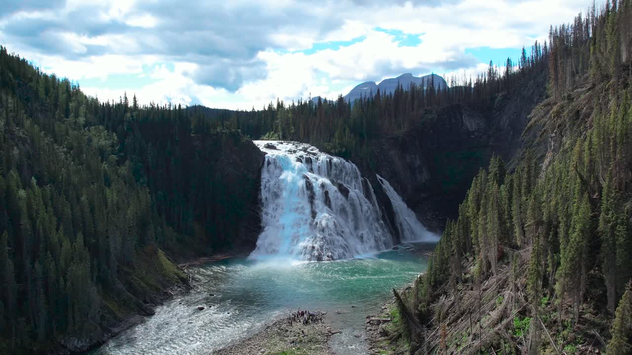 una vista aérea de cerca de las cataratas de kinuseo alberta canadá, alejándose a una vista espectacular de las montañas