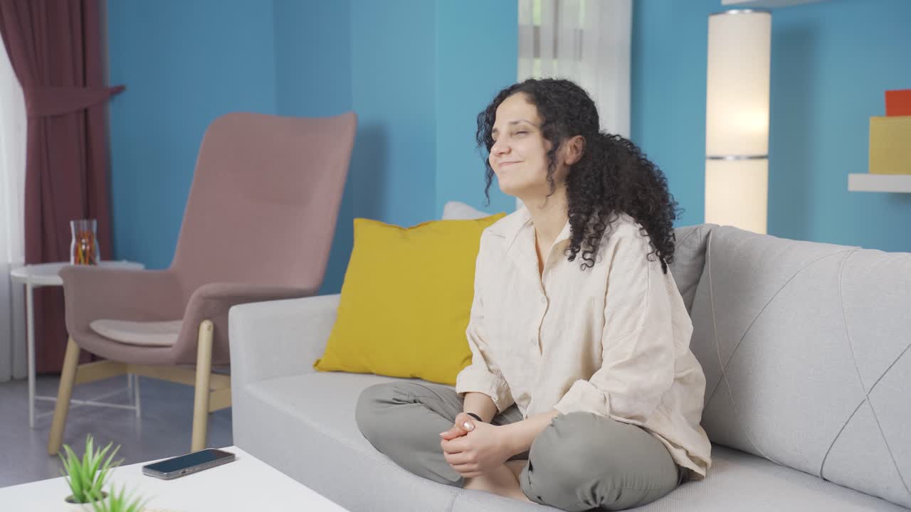 행복하고 깊은 호흡을 하는 젊은 여성.