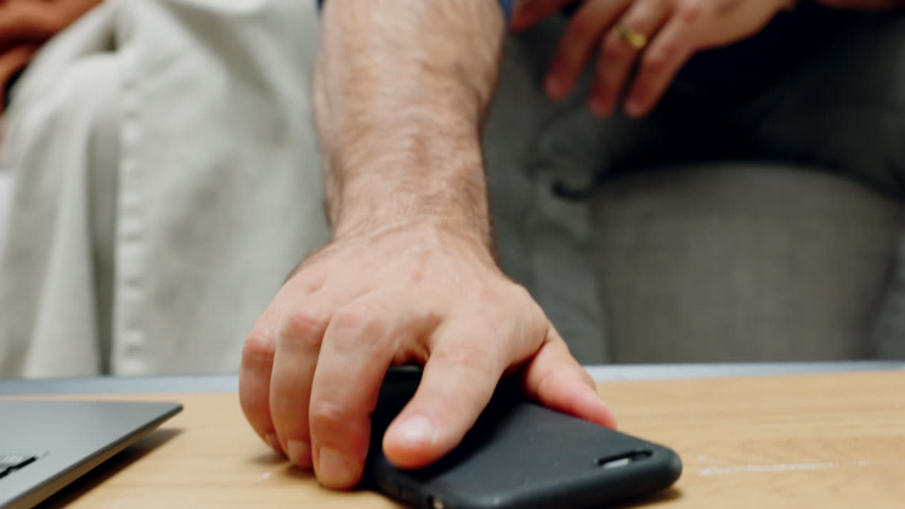 casa, sofá y pareja de selfies con teléfono inteligente