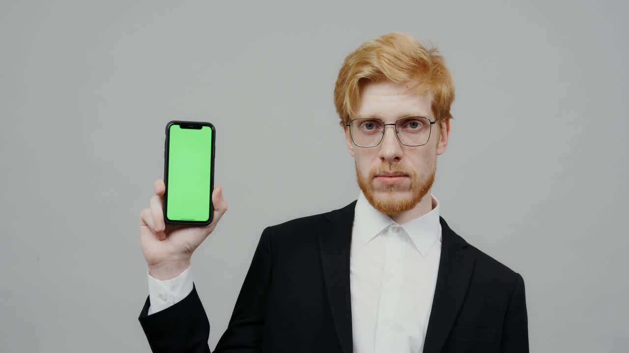 초록색 화면 을 가진 스마트폰 을 선보이는 사업가