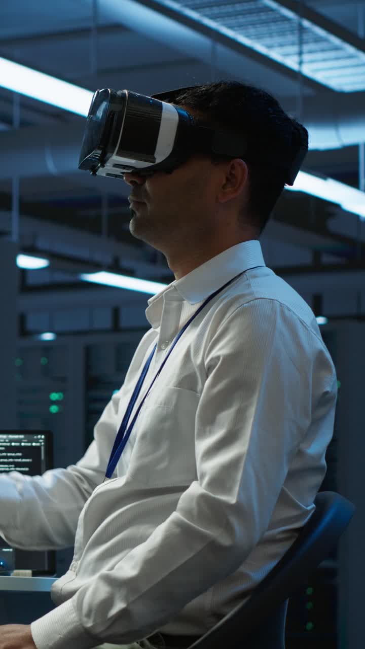 Mand med VR-headset i Virtual Reality i datacentret