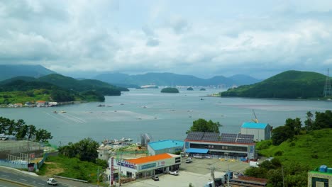 南韓海域的geojedo島的全景, 包含水上船隻和魚類養殖場