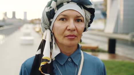 retrato de una mujer musulmana de dos razas