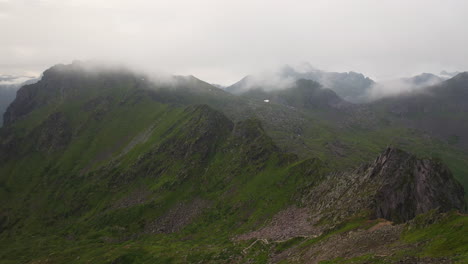 Toma-De-Un-Dron-Volando-Sobre-Las-Crestas-De-Las-Montañas,-Fløya-Y-Djevelporten-Sobre-Svolvær-En-Lofoten,-Noruega,-Imágenes-Aéreas