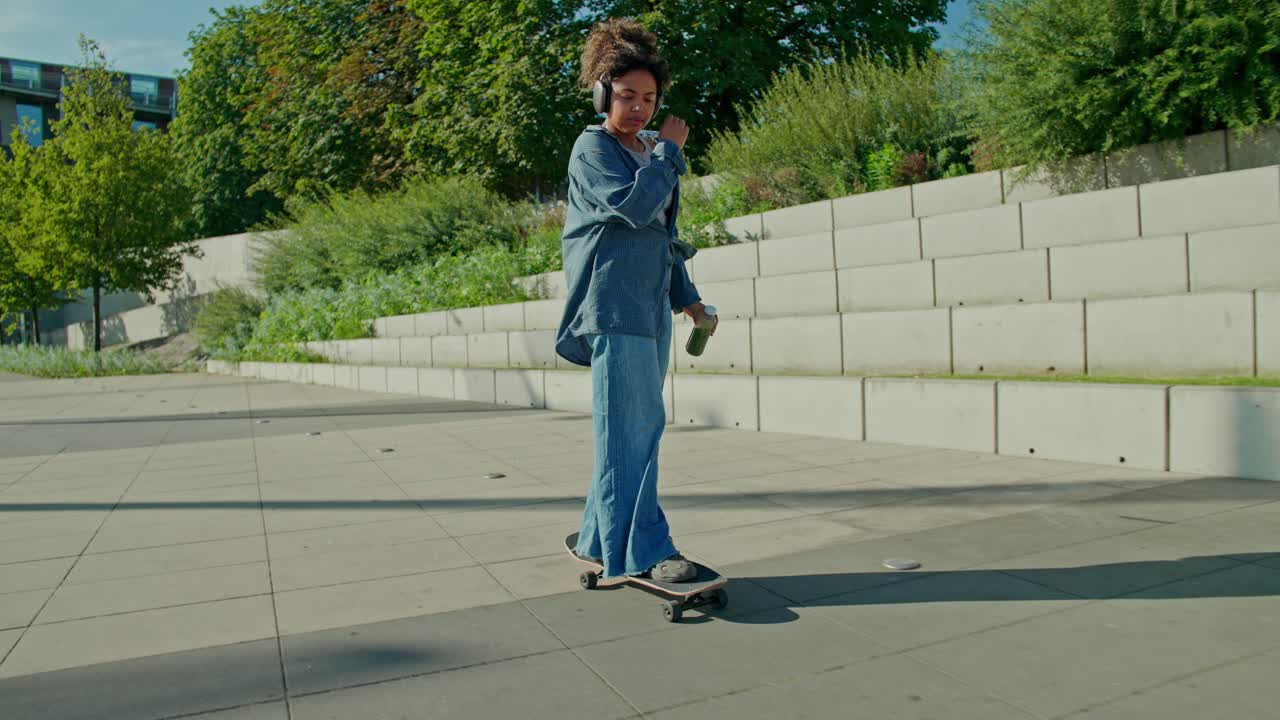 Mujer, patineta, aire libre