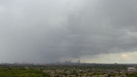 lapso de tiempo de fuertes lluvias en el centro de mississauga y sus alrededores