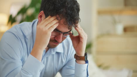 un hombre de negocios preocupado por las finanzas.