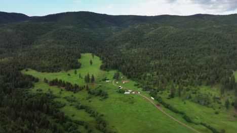 vista panorámica del parque nacional lolo con montañas boscosas y turistas acampando en montana, estados unidos