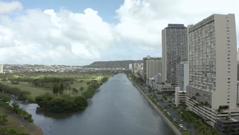 Avanzando-Hacia-El-Canal-Ala-Wai-En-La-Hermosa-Isla-De-Oahu,-Cerca-De-Waikiki