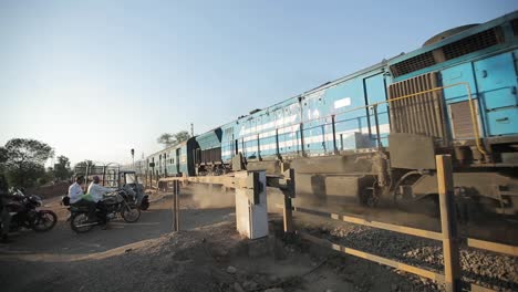 ndian railway level crossing train road