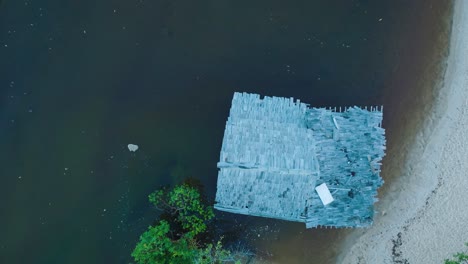 Vista-Aérea-De-Drones-De-Arriba-Hacia-Abajo-De-La-Ciudad-De-Playa-Trancoso-En-Bahia-Brasil-Con-Casa-En-El-Río