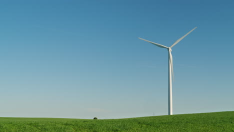 Windkraftanlage-Im-Grünen-Feld