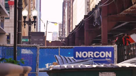 close up del logotipo de norcon en una valla