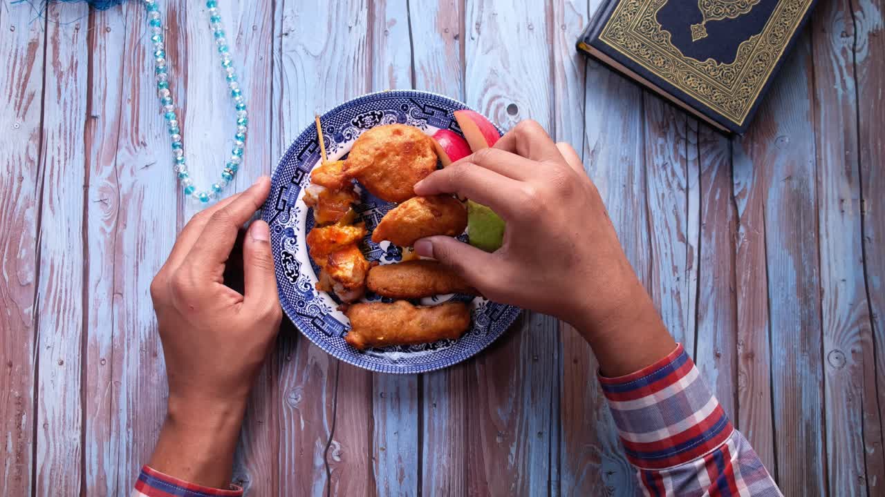 comida de iftar con bocadillos fritos y frutas