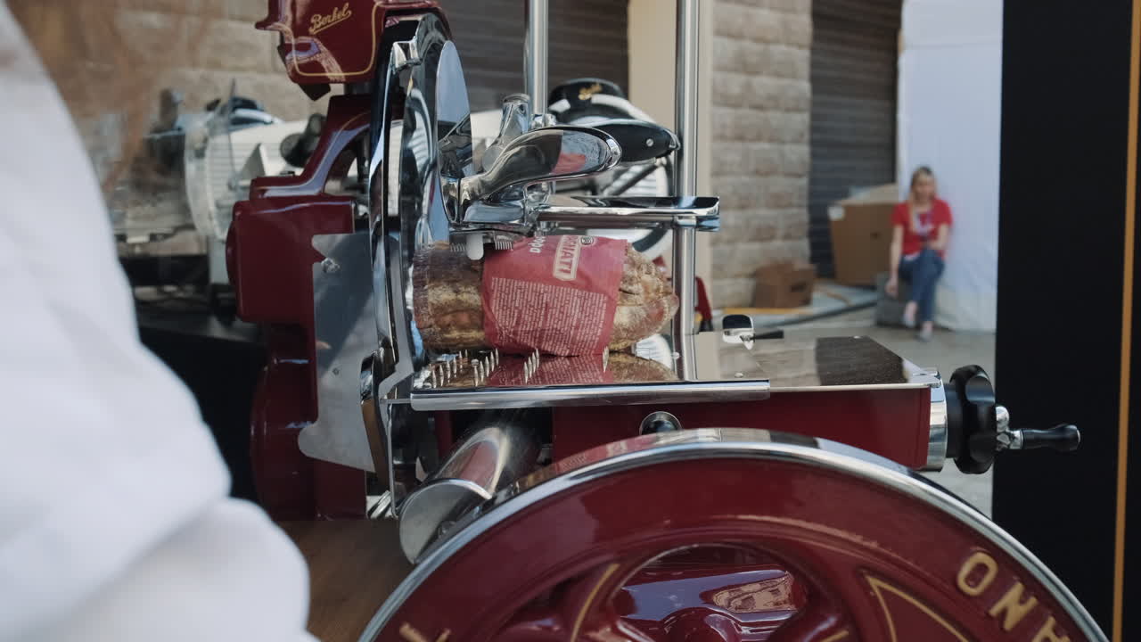 상업용 고기 절단기를 사용하여