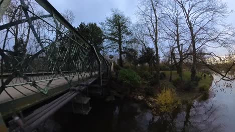 muy hermosa captura de video de drones del puente sobre el lago en la ciudad de vincennes