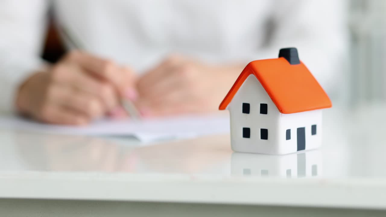 cliente que concluye un acuerdo o una transacción hipotecaria para bienes inmuebles