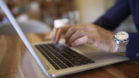 hombre de negocios adulto escribiendo en el teclado de la computadora portátil. manos de blogger masculino ocupadas escribiendo en la computadora para escribir contenido o artículo para blogs web para marketing en internet