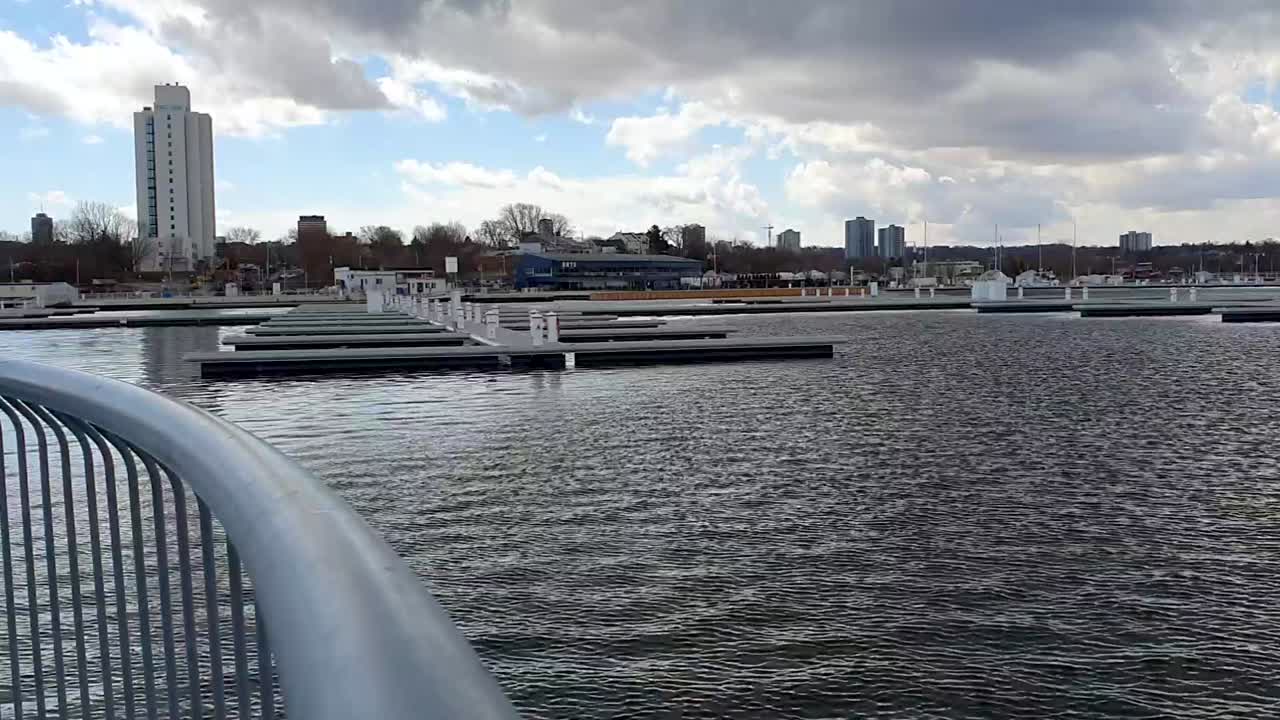 황량한 부두의 잔잔한 물과 잔물결의 대조