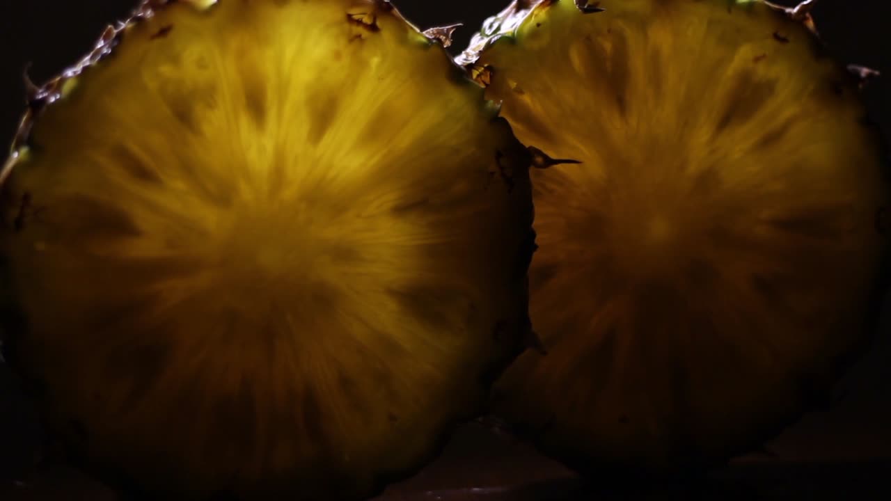 comosus 파인애플 ananas 슬라이스 in a dark-1