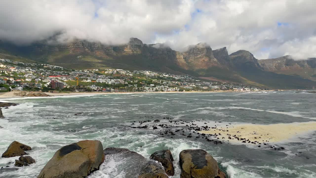 은 날에 이탈리아 해안선을 따라 부히는 파도